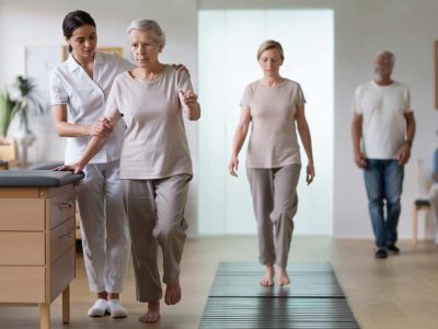 Warum mangelnde Bewegung oft mit unsicherem Gang beginnt und welche Übungen Physiotherapeuten zur Stabilisierung empfehlen